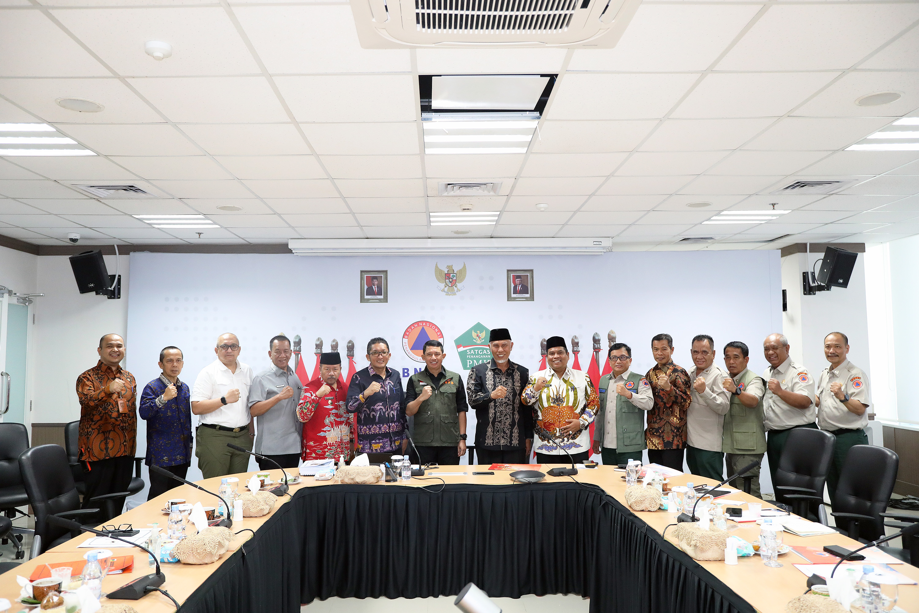 Kepala BNPB beserta jajaran berfoto bersama rombongan Pemerintah Provinsi Sumatera Barat di Gedung Graha BNPB, Jakarta, Kamis (27/7).